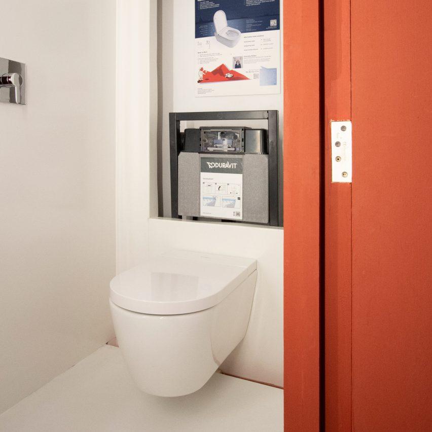 - Integreret​ vandbesparende teknologi til badeværelset